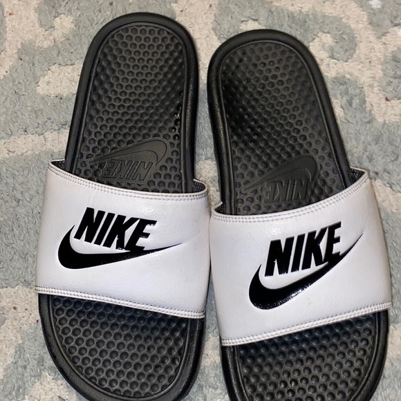 white nike slippers